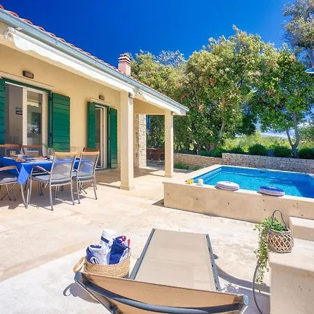 New! San With Heated Pool, Traditional Surroundings, 3-bedrooms * Nerezisca