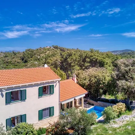 San With Heated Pool, Traditional Surroundings, 3-bedrooms