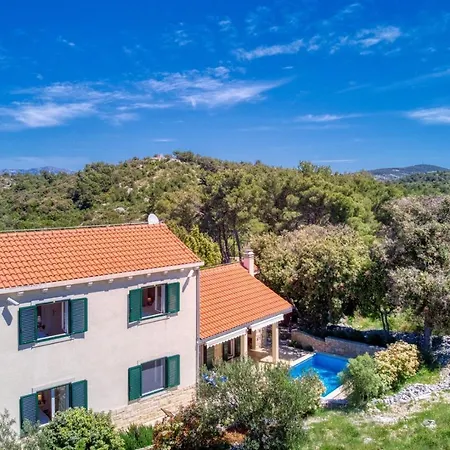 New! San With Heated Pool, Traditional Surroundings, 3-bedrooms