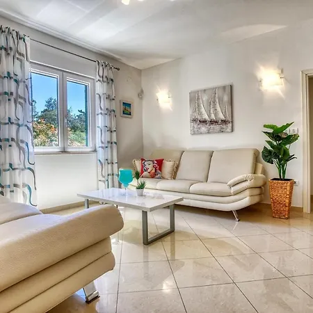 Villa San With Heated Pool, Traditional Surroundings, 3-bedrooms
