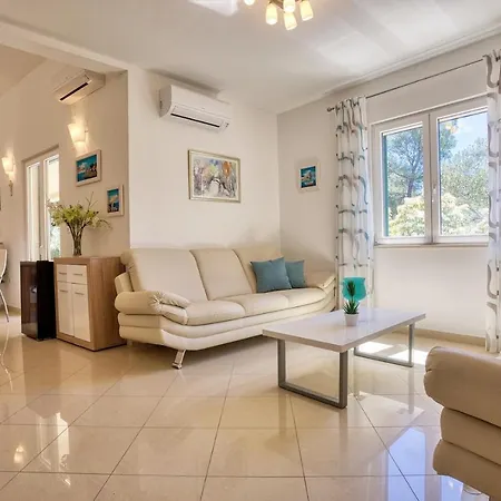 Villa San With Heated Pool, Traditional Surroundings, 3-bedrooms Nerezisca