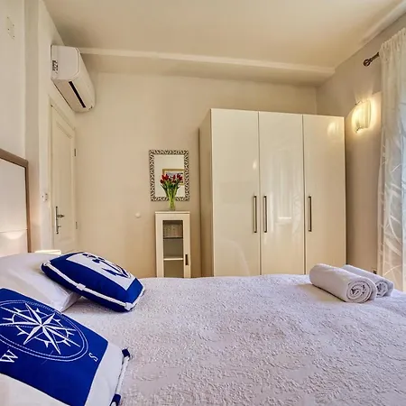 San With Heated Pool, Traditional Surroundings, 3-bedrooms Nerezisca