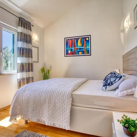 San With Heated Pool, Traditional Surroundings, 3-bedrooms * Nerezisca