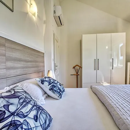 San With Heated Pool, Traditional Surroundings, 3-bedrooms Villa Nerezisca