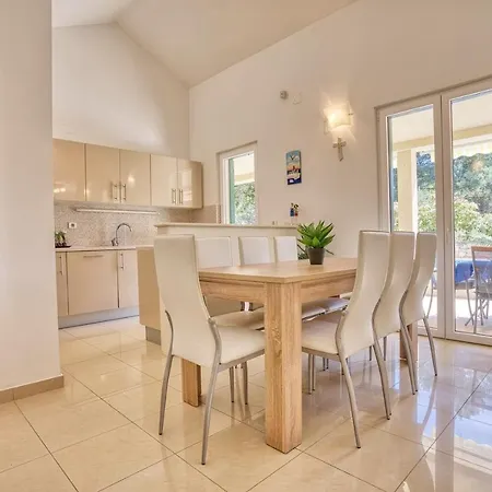 San With Heated Pool, Traditional Surroundings, 3-bedrooms *