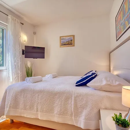San With Heated Pool, Traditional Surroundings, 3-bedrooms Nerezisca