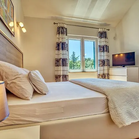 Villa San With Heated Pool, Traditional Surroundings, 3-bedrooms