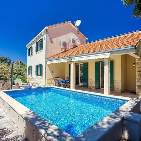 Villa San With Heated Pool, Traditional Surroundings, 3-bedrooms