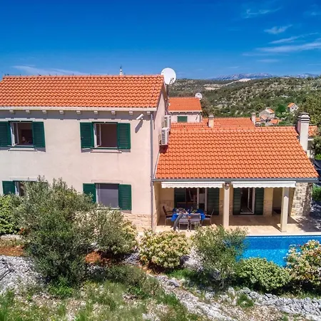 San With Heated Pool, Traditional Surroundings, 3-bedrooms * Nerezisca