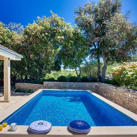 San With Heated Pool, Traditional Surroundings, 3-bedrooms *
