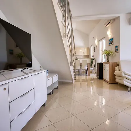 San With Heated Pool, Traditional Surroundings, 3-bedrooms Nerezisca