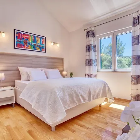 San With Heated Pool, Traditional Surroundings, 3-bedrooms Villa *