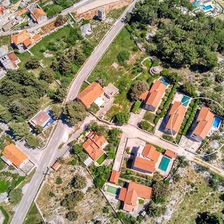 San With Heated Pool, Traditional Surroundings, 3-bedrooms *