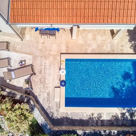Villa San With Heated Pool, Traditional Surroundings, 3-bedrooms