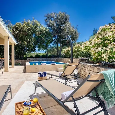 San With Heated Pool, Traditional Surroundings, 3-bedrooms *