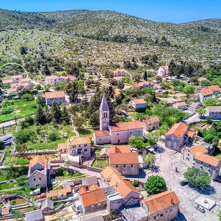 New! San With Heated Pool, Traditional Surroundings, 3-bedrooms * Nerezisca