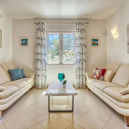 San With Heated Pool, Traditional Surroundings, 3-bedrooms