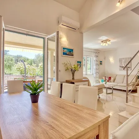 San With Heated Pool, Traditional Surroundings, 3-bedrooms Villa *