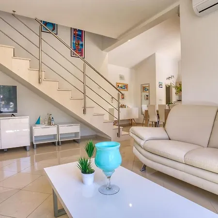 Villa San With Heated Pool, Traditional Surroundings, 3-bedrooms