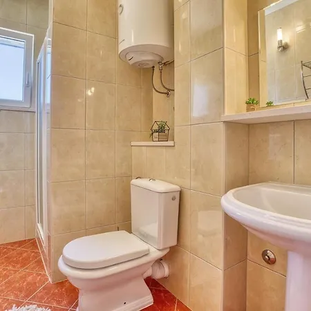 San With Heated Pool, Traditional Surroundings, 3-bedrooms *