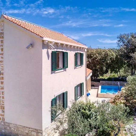 San With Heated Pool, Traditional Surroundings, 3-bedrooms Nerezisca