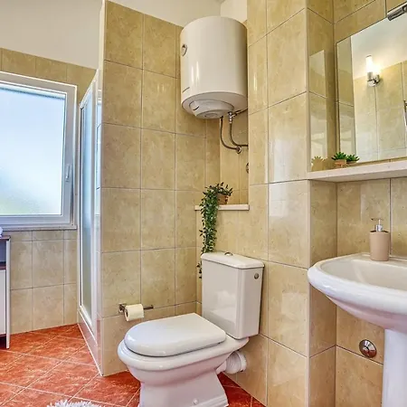 San With Heated Pool, Traditional Surroundings, 3-bedrooms *